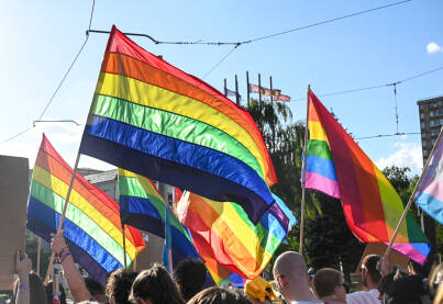 Povorka ponosa. LGBTIQ zastave na protestu. Povorka ponosa. LGBTIQ zastave na protestu. Ljudi mašu duginom LGBT zastavom. Simbol ljubavi i ljudskih prava.