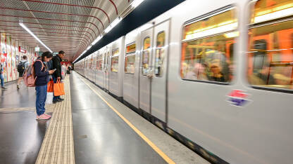 Putnici na željezničkoj stanici. Putnici na željezničkoj stanici. Prijevoz. Ljudi putuju. Grupa ljudi putuje metroom.