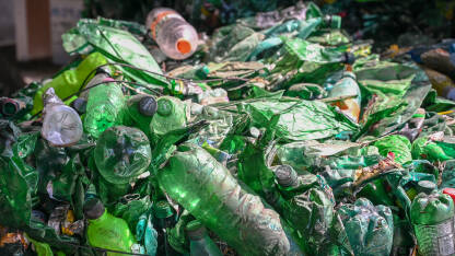 Presovane plastične boce spremne za reciklažu. Presovane plastične boce spremne za reciklažu. Zelene plastične boce. Recikliranje otpada.