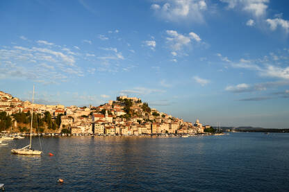 AK1_9111 Šibenik, Hrvatska. Panoramski pogled na stari grad i Jadransko more tokom zalaska sunca.