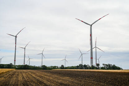 Vjetropark u polju. Vjetropark u polju. Vjetroelektrane proizvode električnu energiju.