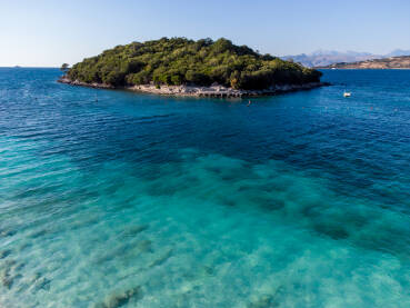 Prekrasni egzotični otok i more Snimak dronom na prekrasni egzotični otok i more tokom ljeta.