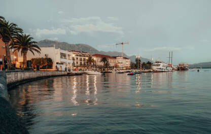 Tivat, Crna Gora Ljetovanje u malom gradu Tivtu. Ono najzanimljivije u ovom malom gradu pored, modernog resorta Porto Montengro, je i pomorski muzej koji ima izložene dvije prave jugoslovenske podmornice.
