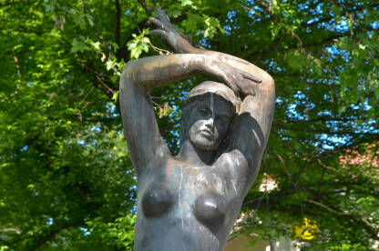 Bihać, Bosna i Hercegovina. Spomenik Djevojka sa Une.