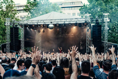 Muzički koncert Koncert na otvorenom. Publika dignutih ruku. Aplauz podrške. Festival Belvarosi u Budimpešti.ro