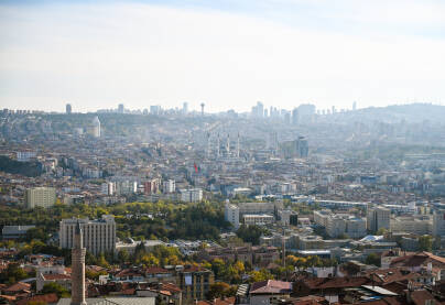 Panoramski pogled na glavni grad Republike Turske. Ankara, Turska: Zgrade i kuće u centru grada. Panoramski pogled na glavni grad Republike Turske.