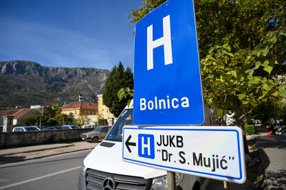 Kantonalna bolnica Mostar Dr. Safet Mujić. Kantonalna bolnica Mostar Dr. Safet Mujić. Znak ispred ulaza u bolnicu.