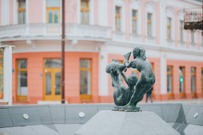 "Fontanu mladosti" akademski vajar iz Brčkog Sead Ekmečić napravio je 1963. godine, a simbolizuje povezanost čovjeka i rijeke, odnosno Brčaka sa Savom.