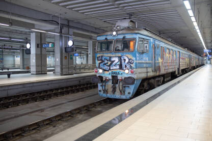 Stari voz, Železnička stanica Prokop, Beograd, Srbija Voz iscrtan grafitima, Glavna železnička stanica Prokop, Beograd, Srbija.