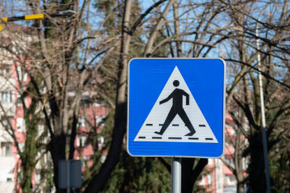 Saobraćani znak Saobraćani znak za označeni pješački prelaz