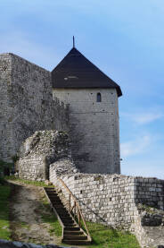 Gradina – Stari grad Tešanj Stari grad Tešanj je izgrađen na vrhu stjenovitog brijega, uz rijeku Tešanjku. Utvrđenje se sastoji od dvije kule i stanovnici ovog gradića u srednjoj Bosni zovu ga Gradina