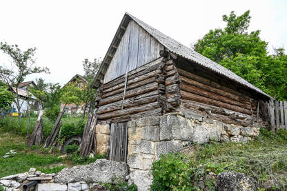 Stara i napuštena štala Stara i napuštena štala u selu. Kamena štala. Migracije.