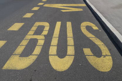 Autobuska stanica Znak za autobuski stajalište na asfaltu.