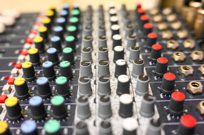 Mikseta zvuka u studiju.