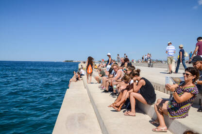 Grupa turista na odmoru. Ljudi uz more. Grupa turista na odmoru. Ljudi uz more. Zadar, Hrvatska.