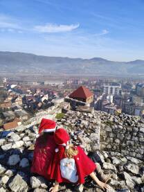 Praznici u Doboju Praznični duh u Doboju. Pogled sa Gradine na grad, djeca obučena kao Djed Mraz.