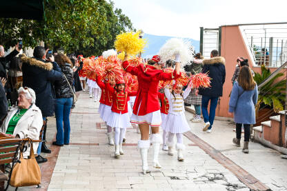 Dani mimoze Herceg Novi, Crna Gora, Dani mimoze. Mažoretkinje nastupaju na ulici.