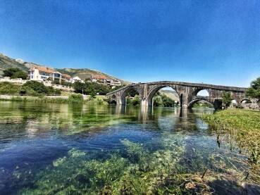 Arslanagića most, Trebinje Simbol prkosa, ponosa i grada Trebinja. Arslanagića most izgrađen je davne 1574 sa namjenom povezivanja Bosne sa Jadranom. Danas nezaobilazna stanica turista.