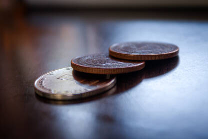 Novčići, konvertibilne marke na stolu. Kovanice na stolu.