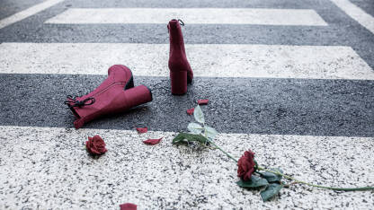 Femicid, crvene cipele i crvena ruža Crvene cipele i latice crvene ruže na ulici, simbol femicida. Ubistvo žene.
Fotografija besplatna za medijsku upotrebu, komercijalno korištenje zabranjeno.
Autorka: Amira Skopljak