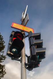 Semafor s više funkcija: semafor za saobraćaj  zeleno, žuto, crveno  svjetlo i zasebnom tablom ili  za pješake, i bicikliste  omogućujući siguran prelazak svih učesnika u prometu.