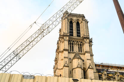 Katedrala Notre Dame u rekonstrukciji Pariz, Francuska: Katedrala Notre Dame u rekonstrukciji nakon požara. Srednjovjekovna katolička katedrala posvećena Djevici Mariji. Dizalice i skele na gradilištu.