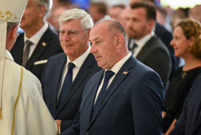 Tomo Medved, Potpredsjednik Vlade i ministar hrvatskih branitelja u Vladi Republike Hrvatske. Hrvatski političar, član HDZ.