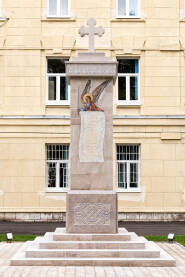 Spomenik poginulim pripadnicima Centra javne bezbjednosti Trebinje u ratovima 90-ih.
Nalazi se u krugu zgrade Policijske uprave Trebinje.