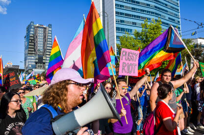 Povorka ponosa ispred Parlamenta BiH Povorka ponosa 2022, Sarajevo, Bosna i Hercegovina. Učesnici šetaju i traže jednaka prava za članove LGBTIQ zajednice.