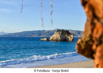 Lijep, sunčan dan na plaži. Pusta, pješčana plaža. Prelijepa plaža u Ksamilu, Albanija.