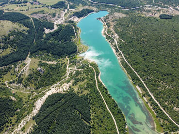Jezero Mandek, Livno. Jezero Mandek, Livno, BiH, snimak dronom.