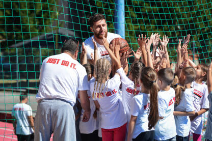 Košarkaški kamp "Srebrenica 2023" Fondacije Jusuf Nurkić Reprezentativac BiH, član NBA kluba Portland Trail Blazers Jusuf Nurkić je nakon Vukovara organizovao košarkaški kamp u Srebrenic gdje je nastupilo više od 100 djece ih BiH i Hrvatske.