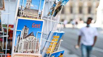 Razglednice iz Genta na prodaju na ulici. Razglednice iz Genta na prodaju na ulici. Gent je popularna turistička destinacija u Belgiji.