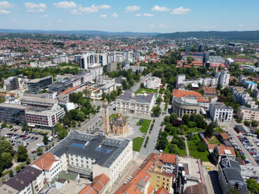 Banja Luka Banja Luka, Bosna i Hercegovina, snimak dronom. Zgrade, ulice, parkovi i stambene kuće. Centar Banja Luke.