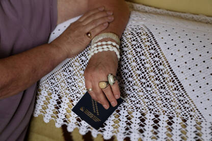 Proces dobijanja dokumenata za Rome. Romi pokazuju lične dokumente. 

Fotografija besplatna za ilustrovanje medijskih sadržaja o Romima, svako drugo korištenje je zabranjeno.

Autorka: Svjetlana Panić