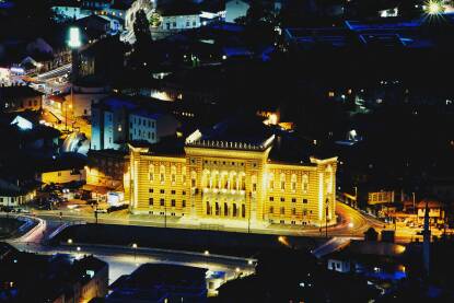 Vijećnica Sarajevska vijećnica noću.