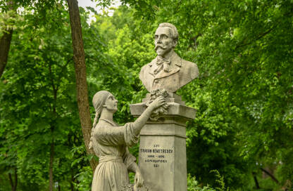 Bista u čast rumunskog pisca Traiana Demetrescva, smještena unutar parka u Bukureštu.