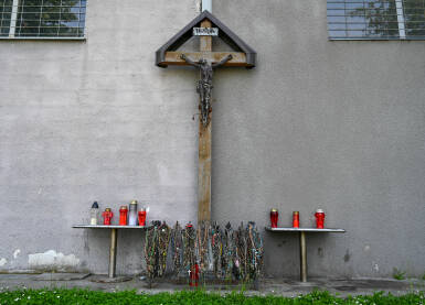 Memorijalni centar Ovčara, Vukovar Nekadašnje poljoprivredno skladište pretvoreno je 1991. godine u logor u kome je bilo zatvoreno i mučeno 260 hrvatskih branitelja i građana, dovedenih iz bolnice u Vukovaru.