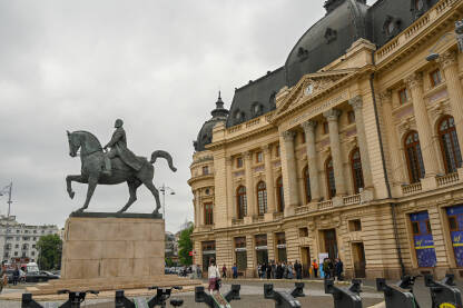 Zgrada glavne univerzitetske bibioteke u Bukureštu. Spomenik kralju Carolu I.