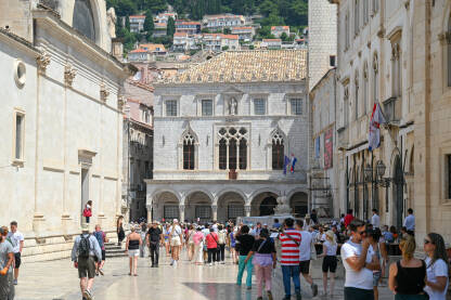 Dubrovnik, Hrvatska: Grupa turista u starom gradu. Ljudi šetaju centrom grada. Stare zidine i zgrade u Dubrovniku. Popularno turističko odredište na Jadranskom moru. Stradun.