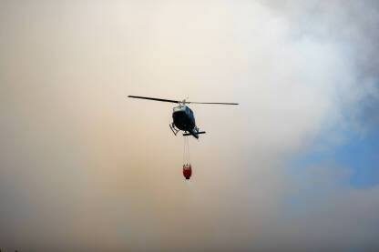 Helikopter Oružanih snaga BiH Helikopteri OS BiH u akciji gašenja šumskog požara.