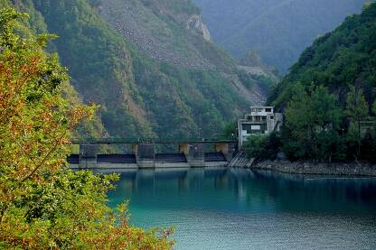 Jezero uzvodno od brane Hidroelektrane Jablanica. Klapne na brani su u zatvorenom položaju.