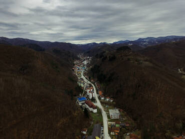Srebrenica, panorame Panorame Srebrenice dronom iz različitog vremenskog perioda.