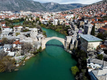Stari most i rijeka Neretva Stari most i rijeka Neretva u Mostaru, Bosna i Hercegovina. Panoramski snimak dronom, grad Mostar u proljeće.