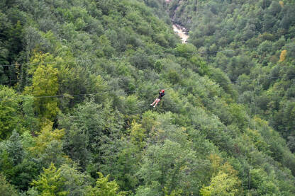 Ljudi se spuštaju na zip lineu.