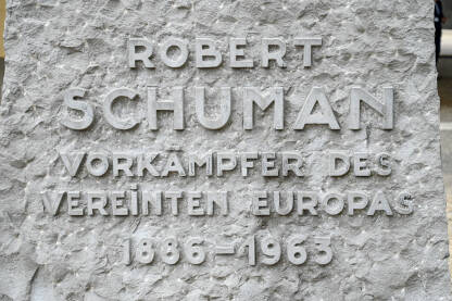 Brisel, Belgija: Spomenik Robertu Schumanu ispred zgrade Berlaymont, sjedišta Evropske komisije. Institucije EU.