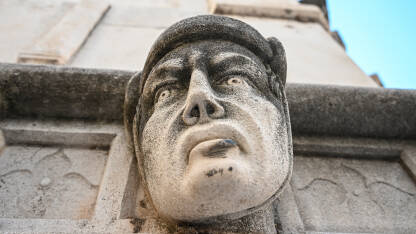 Skulptura čovjekove glave Šibenik, Hrvatska: Skulptura čovjekovog lica na katedrali. Drevne kamene figure. Detalj glave muške skulpture.
