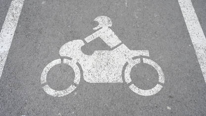 Znak za parkiranje isključivo za motocikle Znak za parkiranje isključivo za motocikle na ulici.