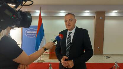 Milan Miličević daje izjavu medijima u holu Narodne skupštine Republike Srpske