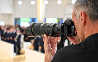 Fotoreporter, novinarstvo Fotograf snima fotografije. Profesionalni fotograf na događaju.